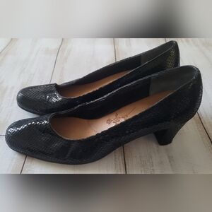 Ros Hommerson Sz 7M Black Snake Print Heels